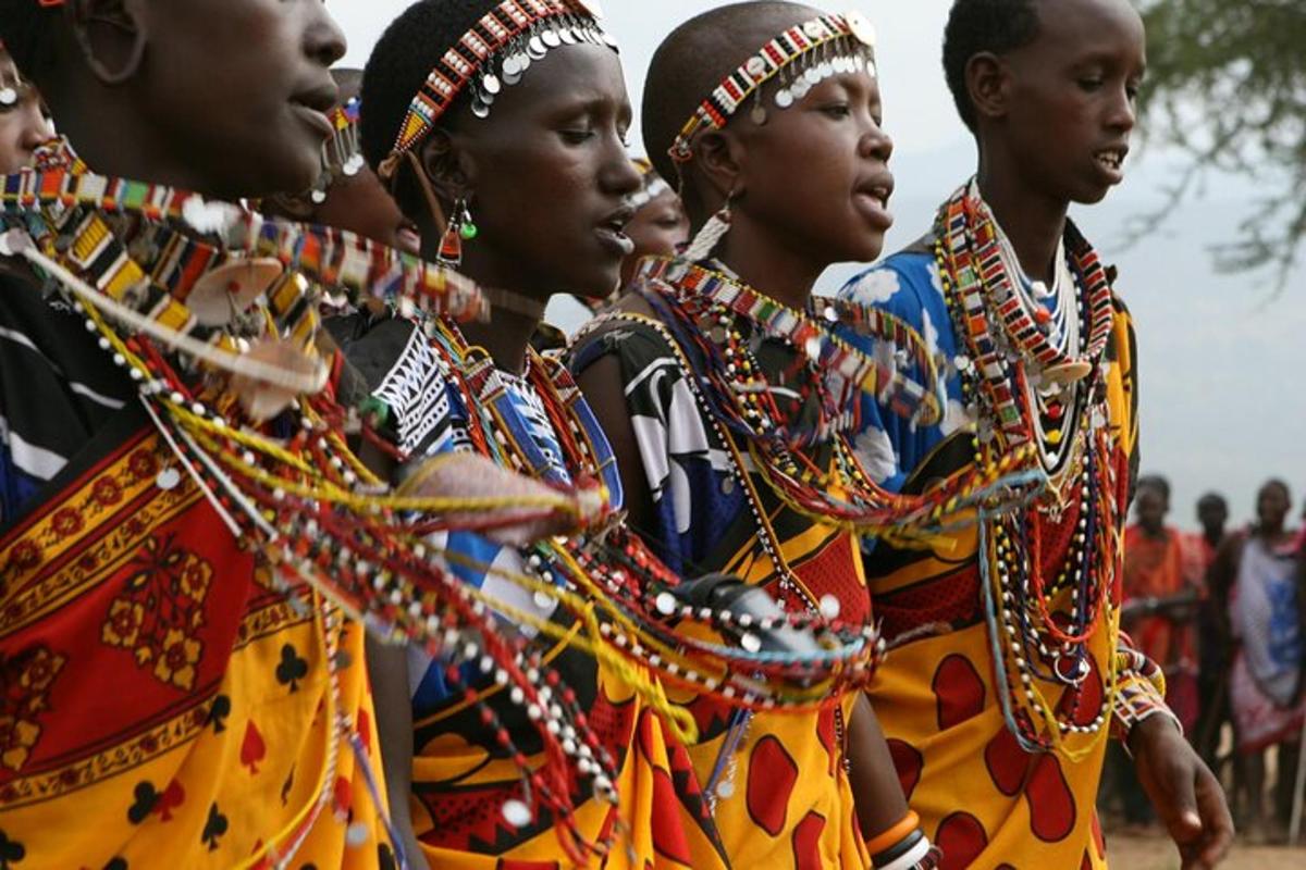 un grup de femei în costume tradiționale la un festival