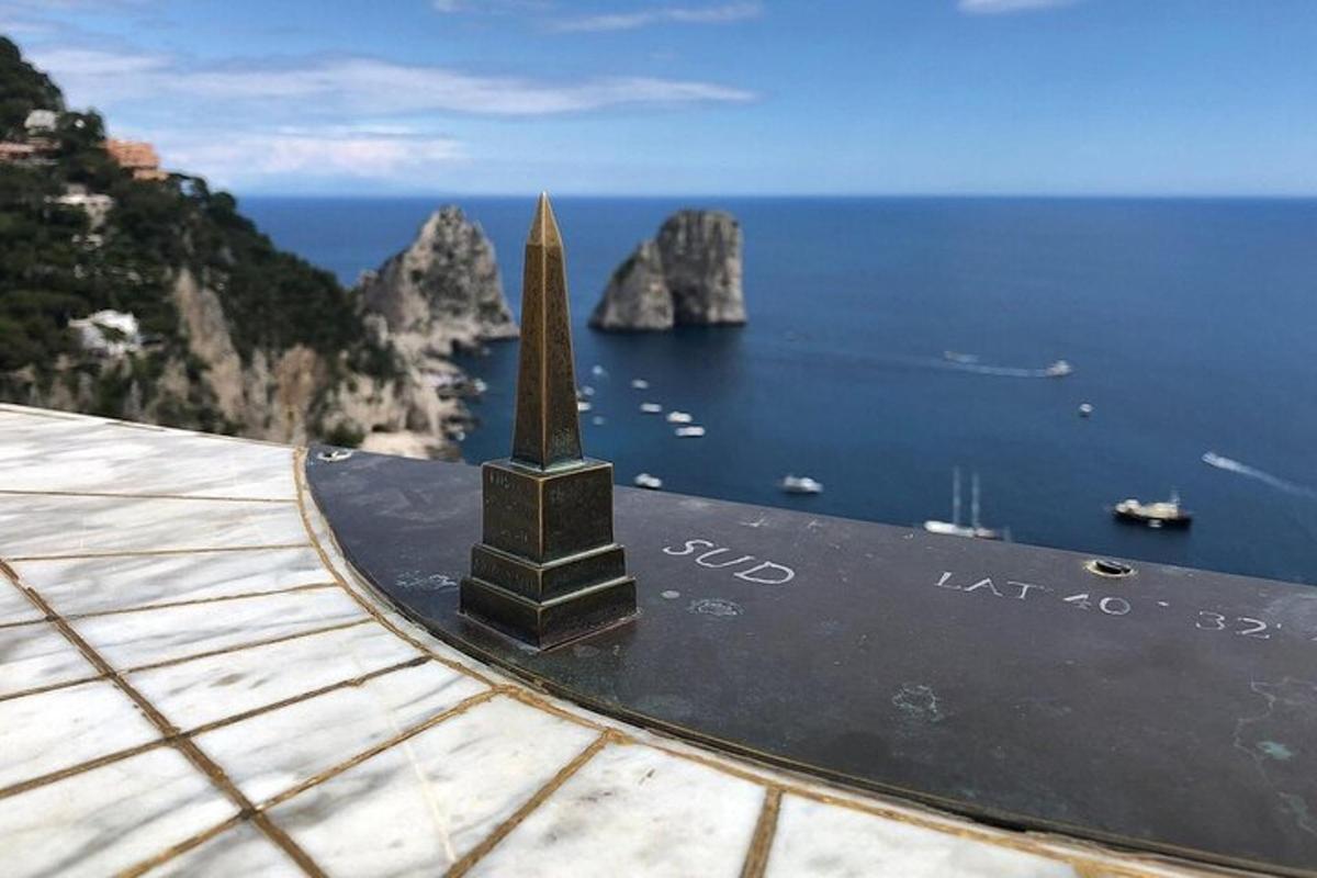 una vista della costiera amalfitana con una statua