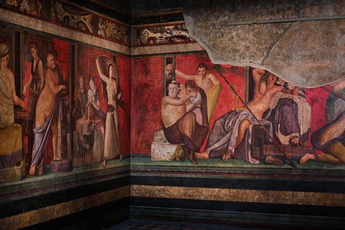 una stanza con un dipinto sul muro