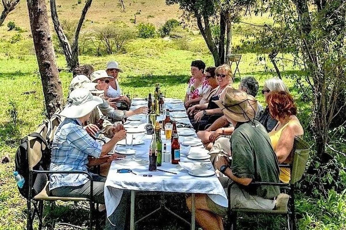 skupina lidí sedících kolem dlouhého stolu