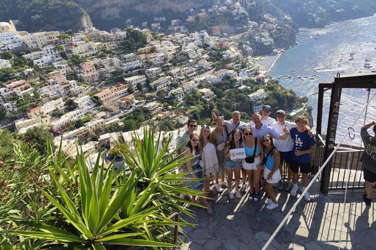 un gruppo di persone in posa per una foto sul fianco di una montagna