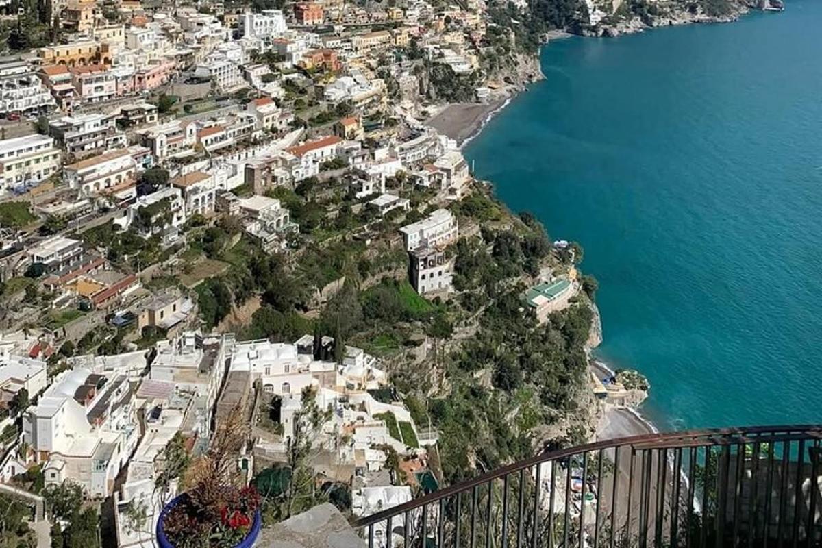 una vista aerea di una città e dell'oceano