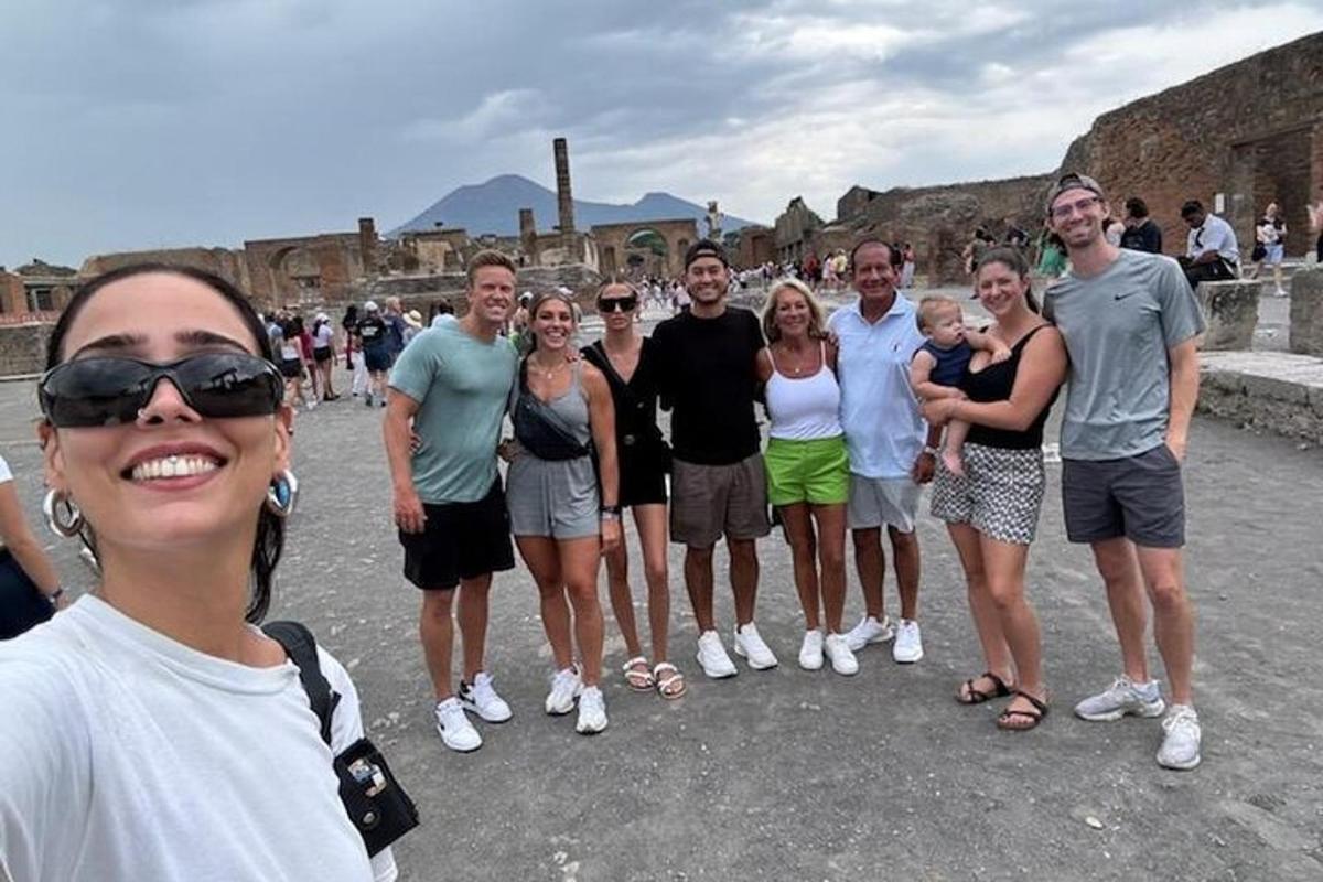 un gruppo di persone in posa per una foto al Colosseo