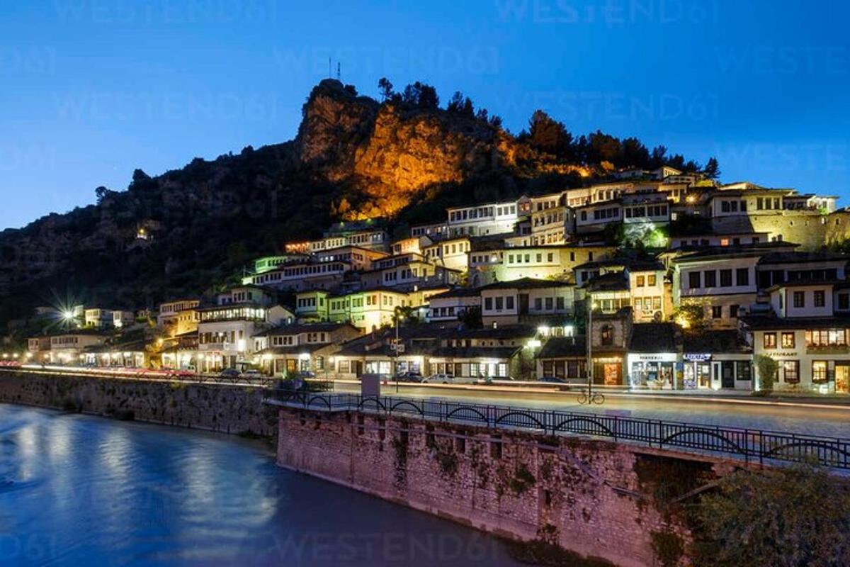mesto na hribu ob reki ponoči