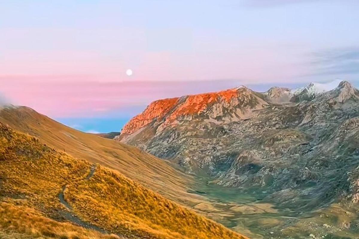 гледка към планина, огряна от слънцето