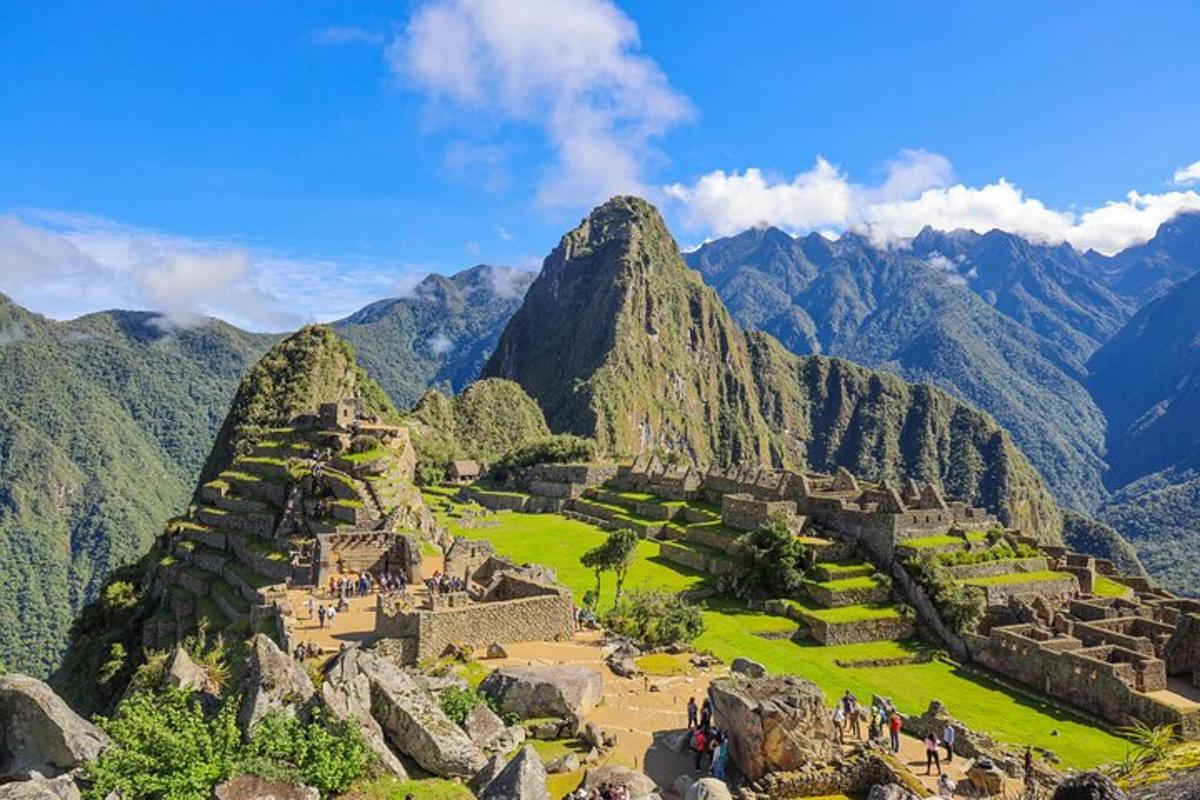 uma vista de machu picchu com montanhas ao fundo