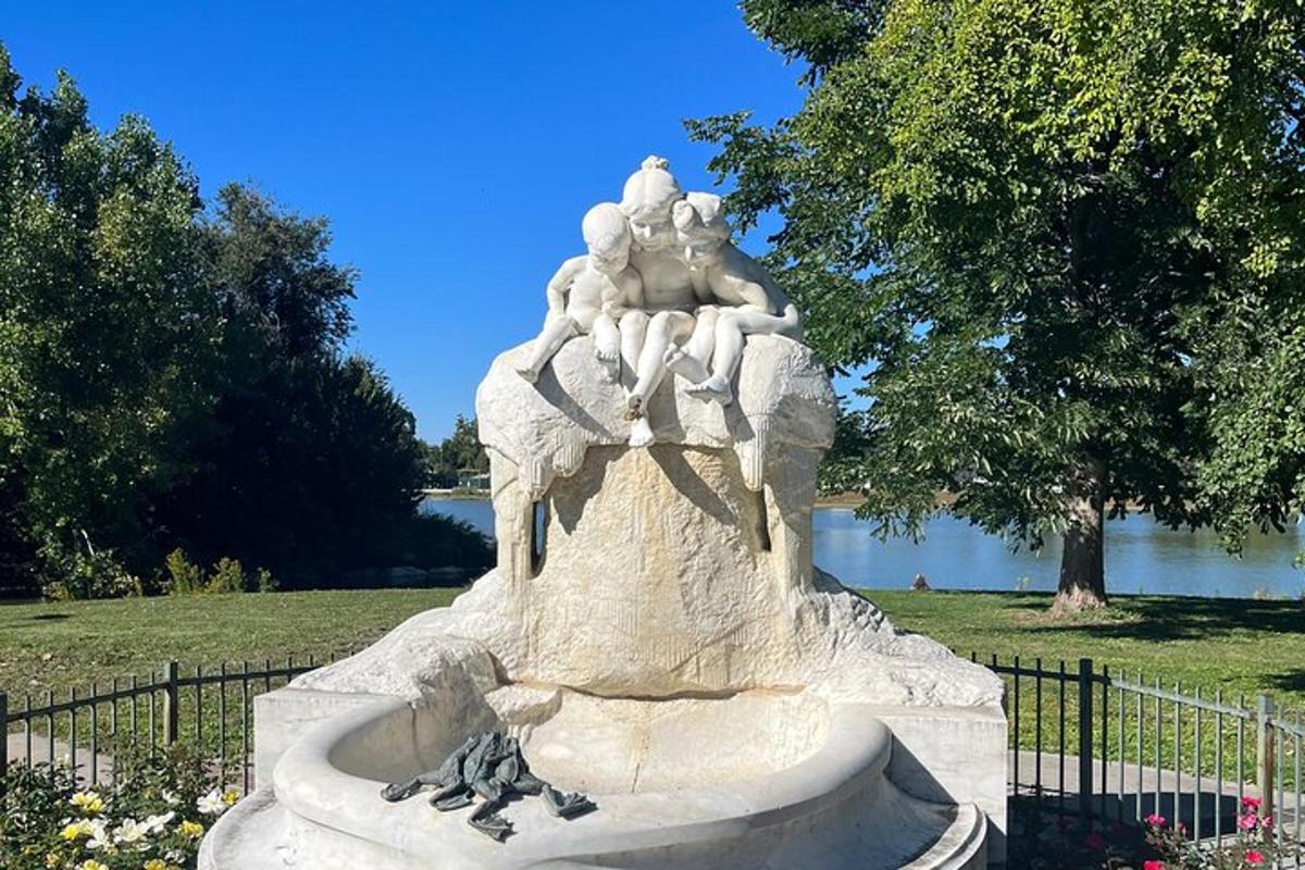 egy szobor egy parkban, szökőkúttal