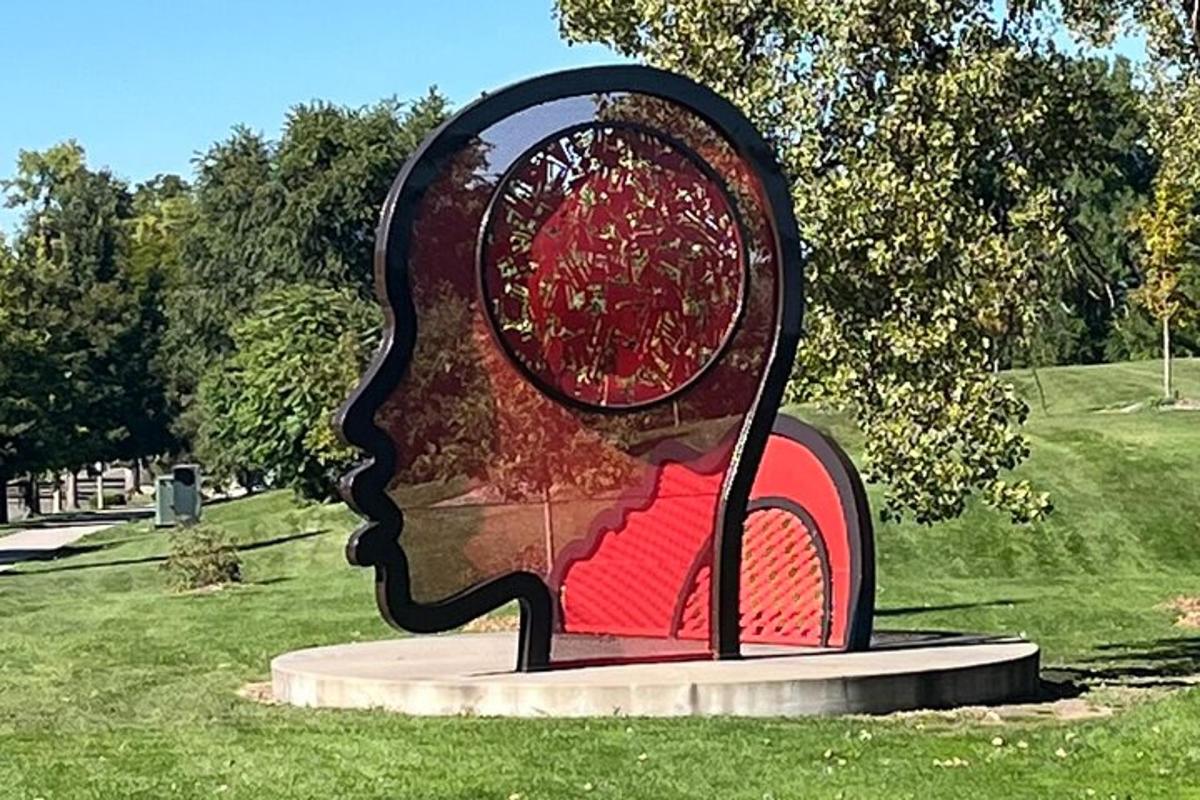 egy fejet ábrázoló szobor egy parkban