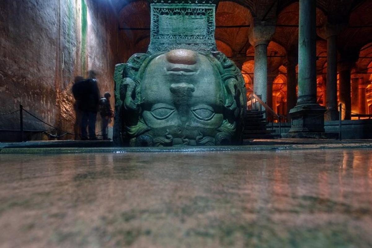 sejas statuja uz ēkas grīdas