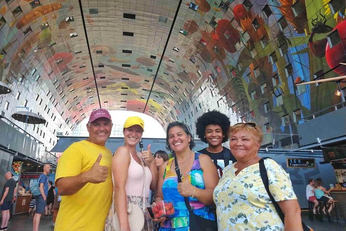 un gruppo di persone che posano per una foto in un edificio