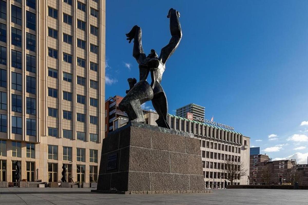 una statua nel mezzo di una città con edifici