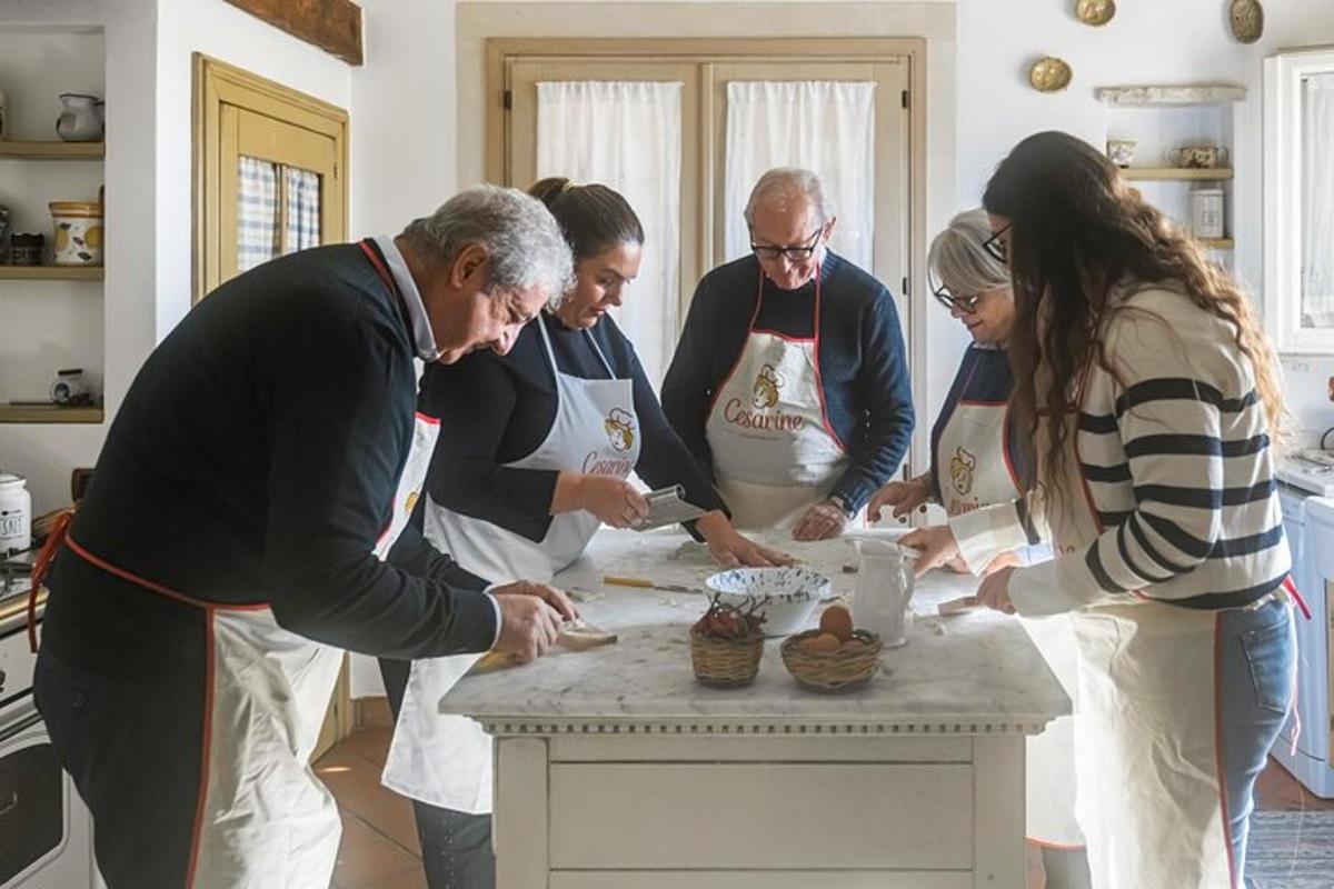 un groupe de personnes debout autour d'une table dans une cuisine