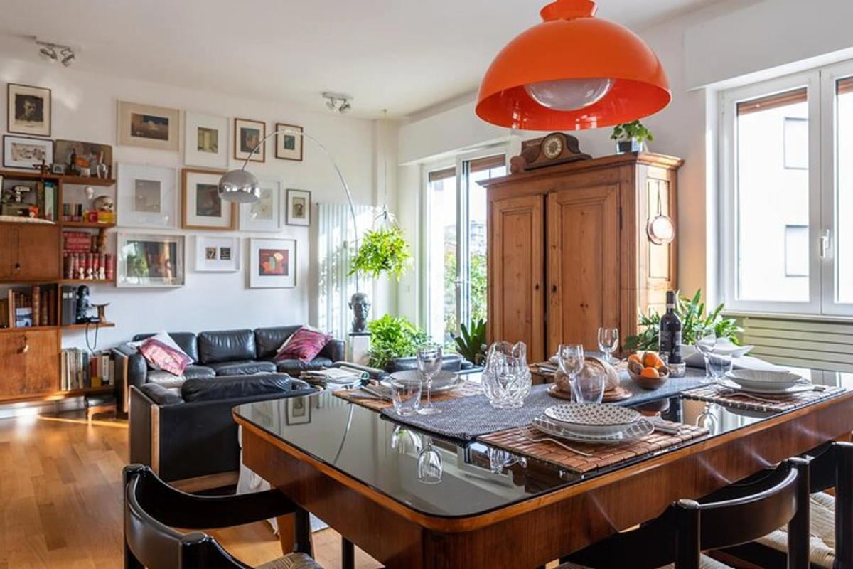 un salon avec une table et un canapé