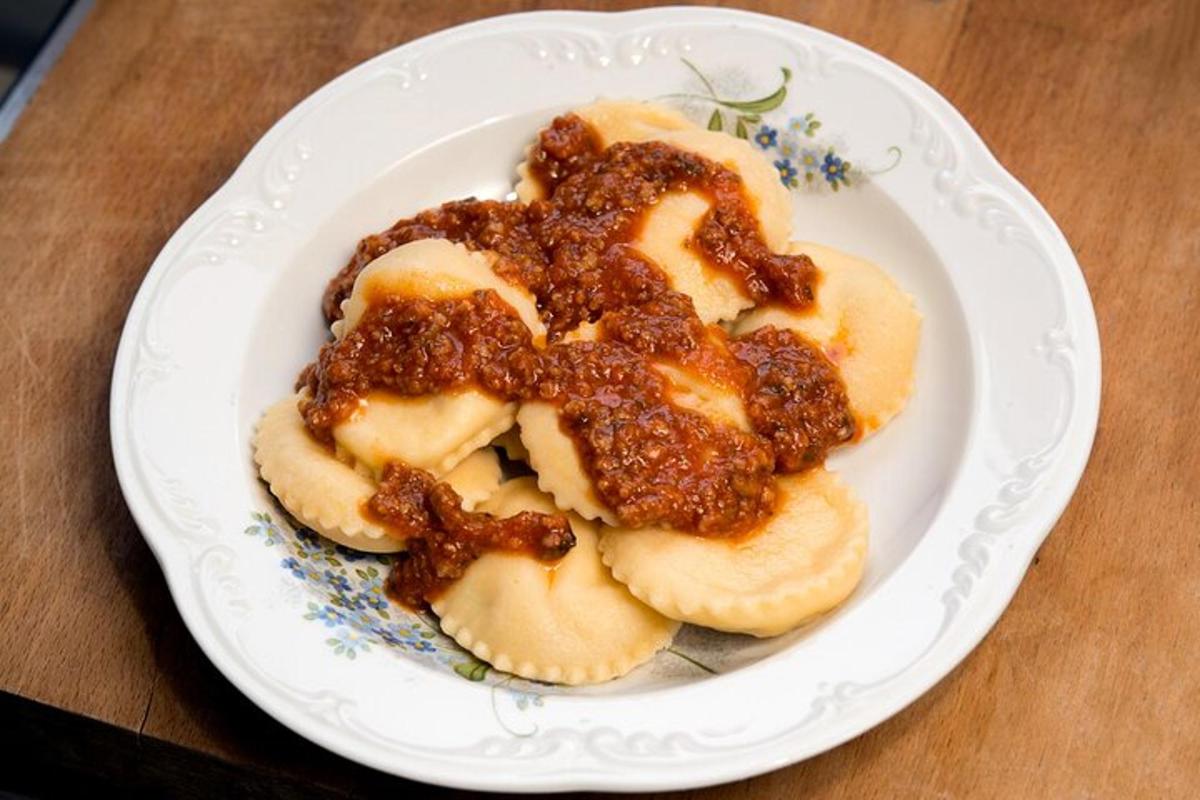 une assiette blanche garnie de tranches de pomme recouvertes de piment