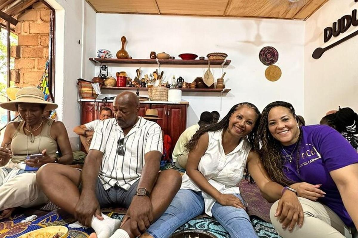 un gruppo di persone sedute in una stanza