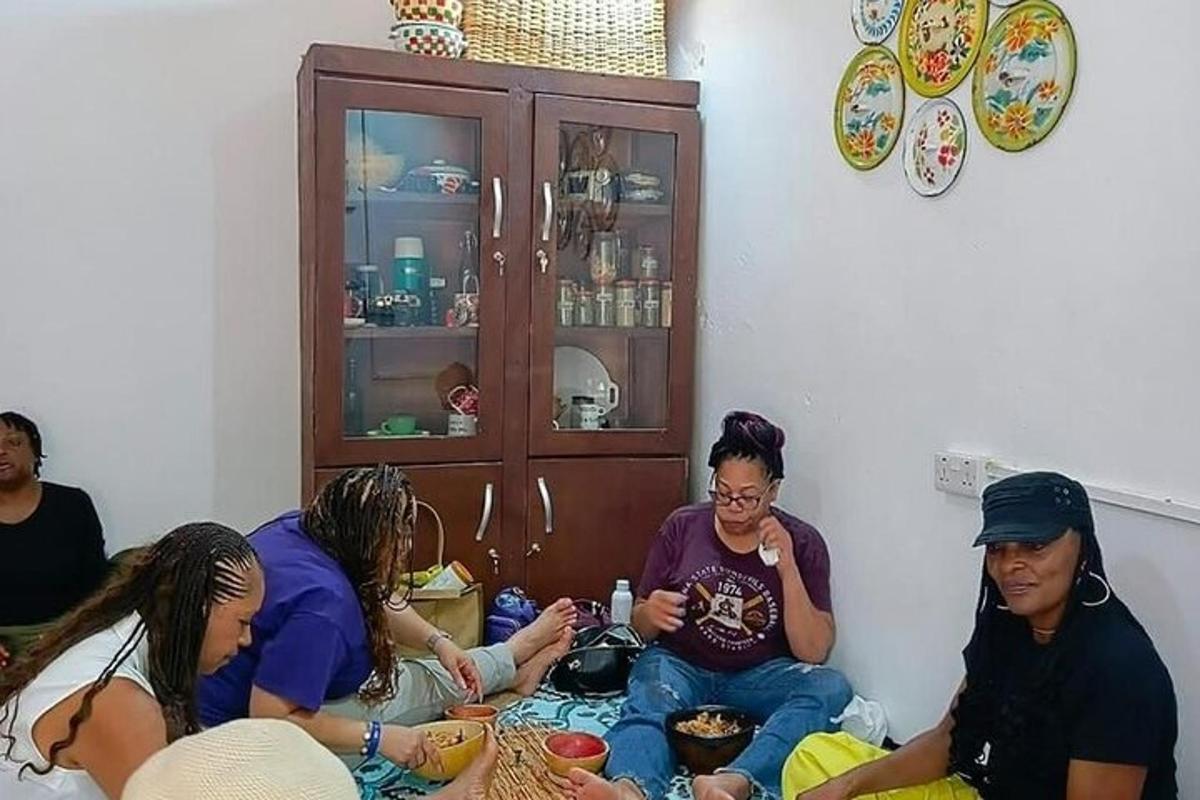 sekelompok orang yang duduk mengelilingi meja di sebuah ruangan