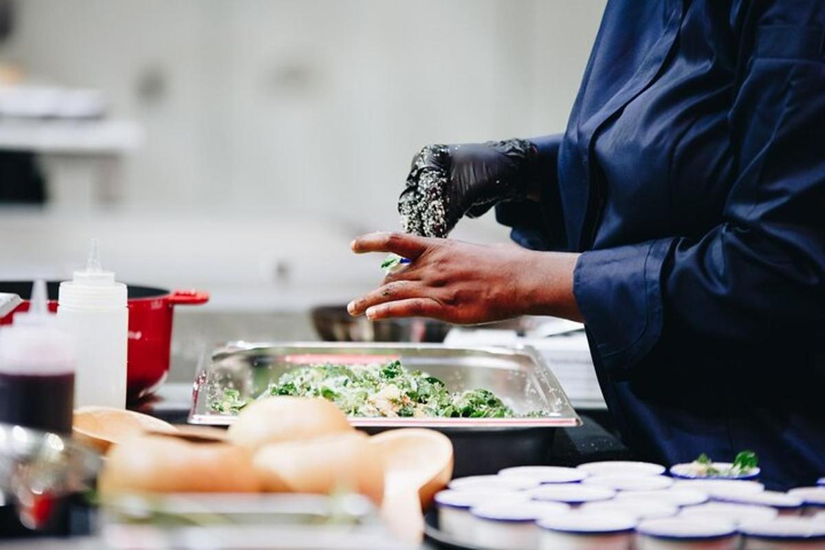 una persona che prepara un piatto di cibo in cucina