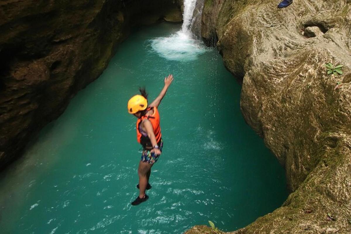 un uomo che salta in un fiume in una grotta