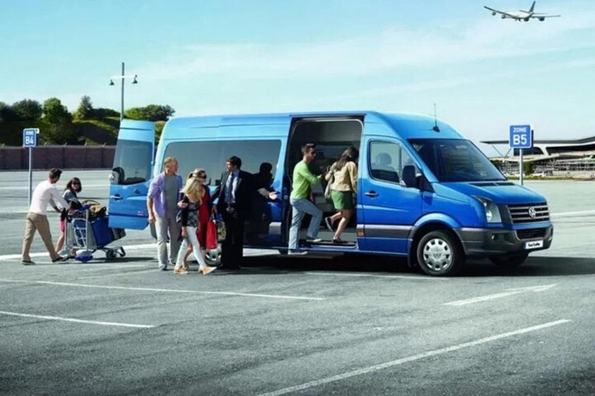 μια ομάδα ανθρώπων που βγαίνει από ένα μπλε βαν