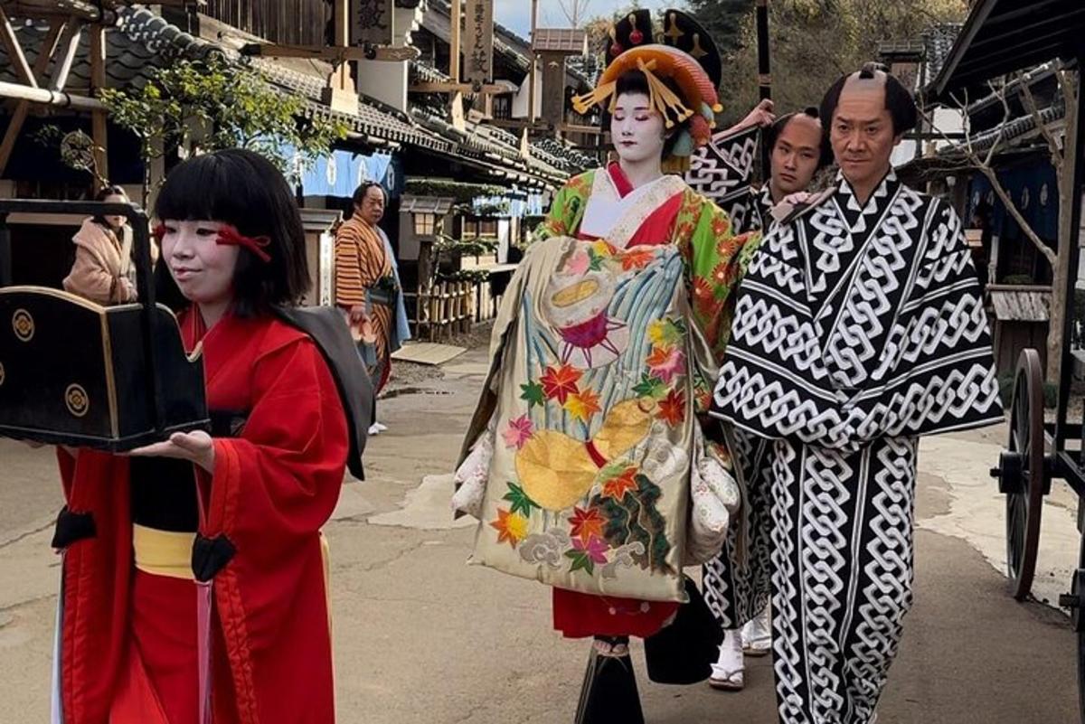 의상을 입은 사람들이 거리를 걷고 있다