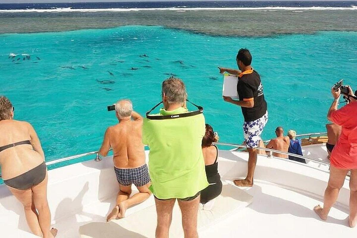 un gruppo di persone su una barca che guarda l'acqua