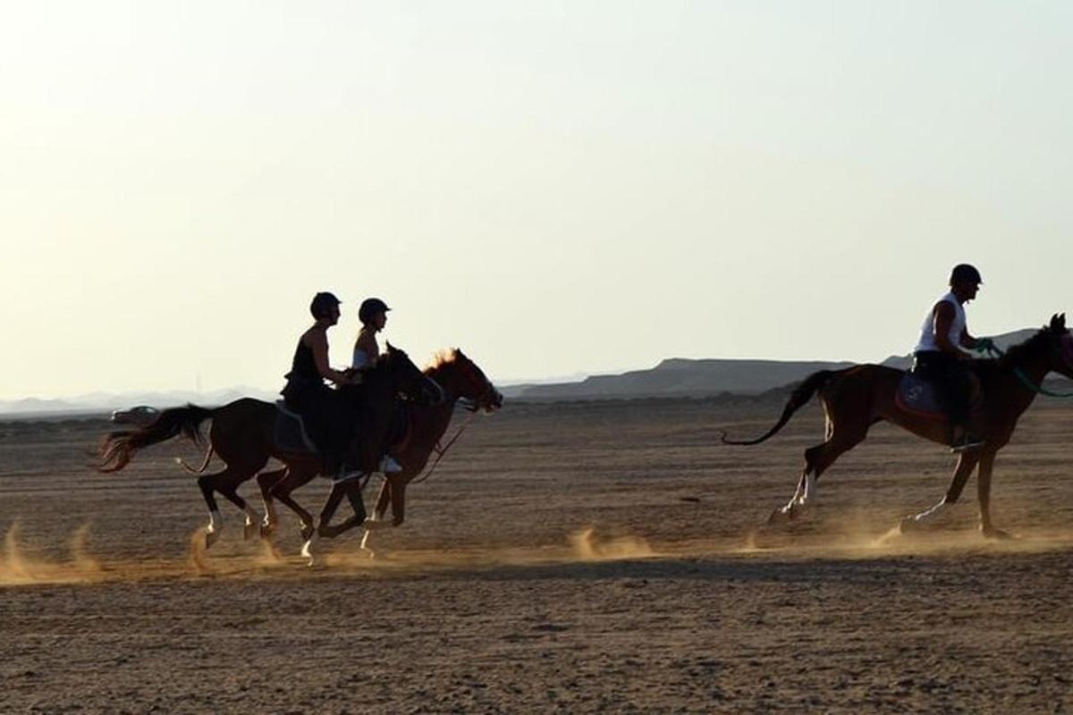 un gruppo di persone a cavallo nel deserto