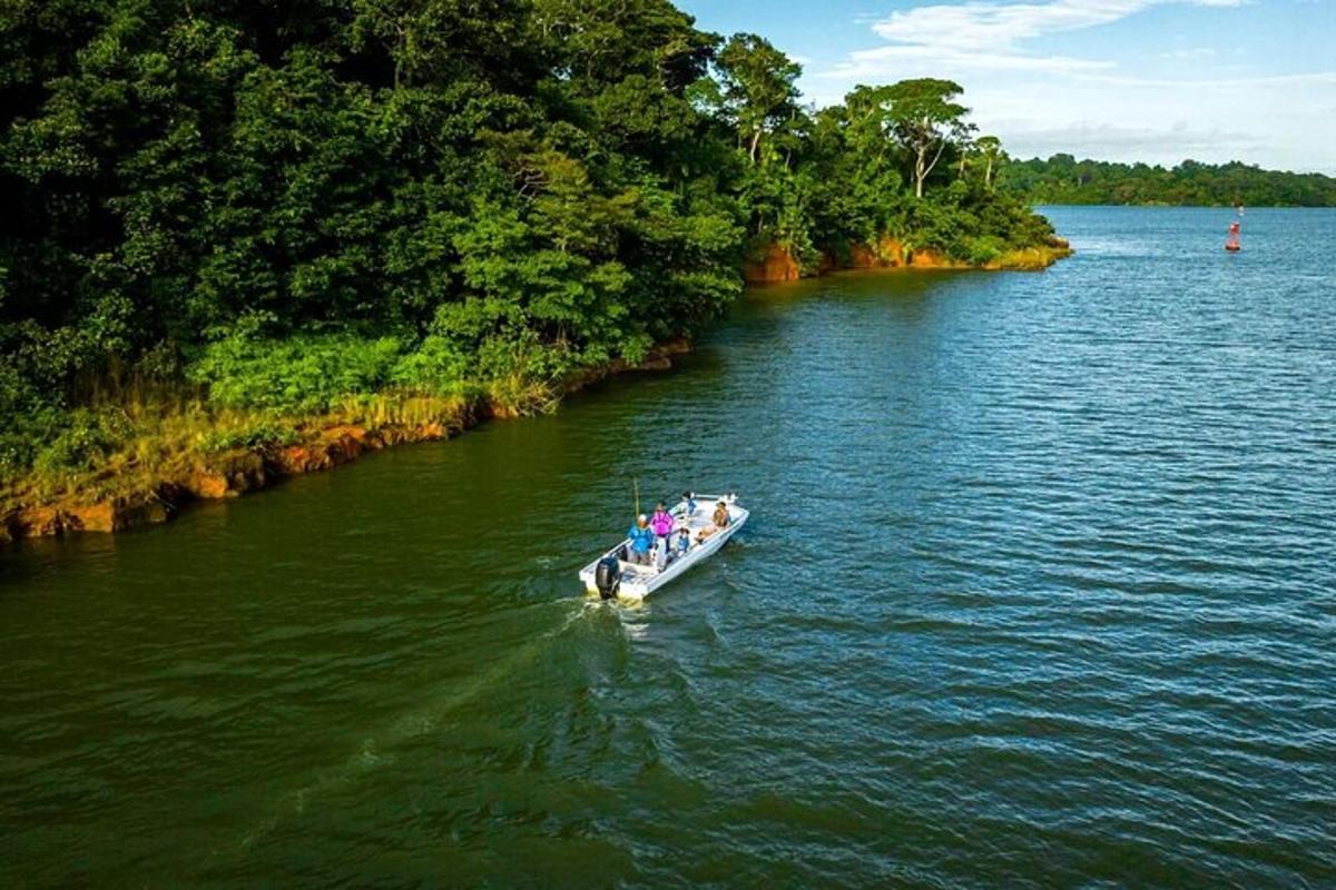 sekumpulan orang dalam bot di sungai