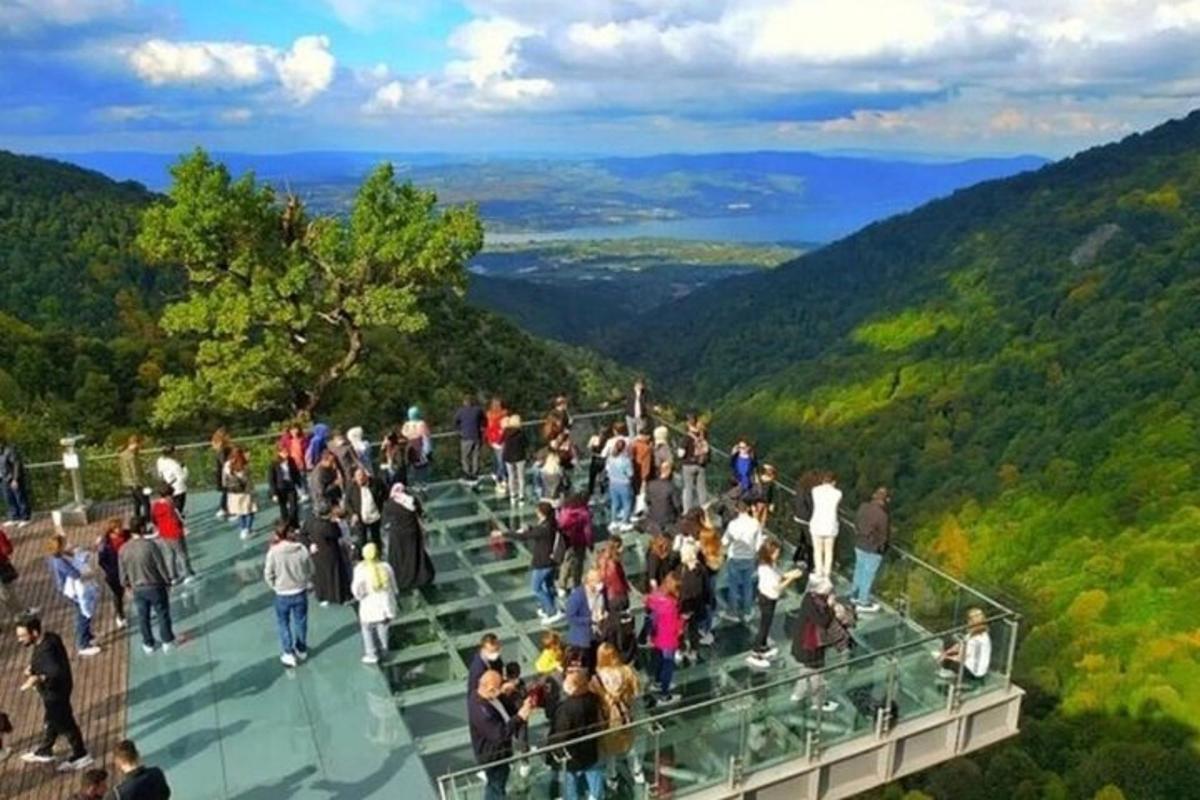una folla di persone che sale le scale di una piattaforma panoramica