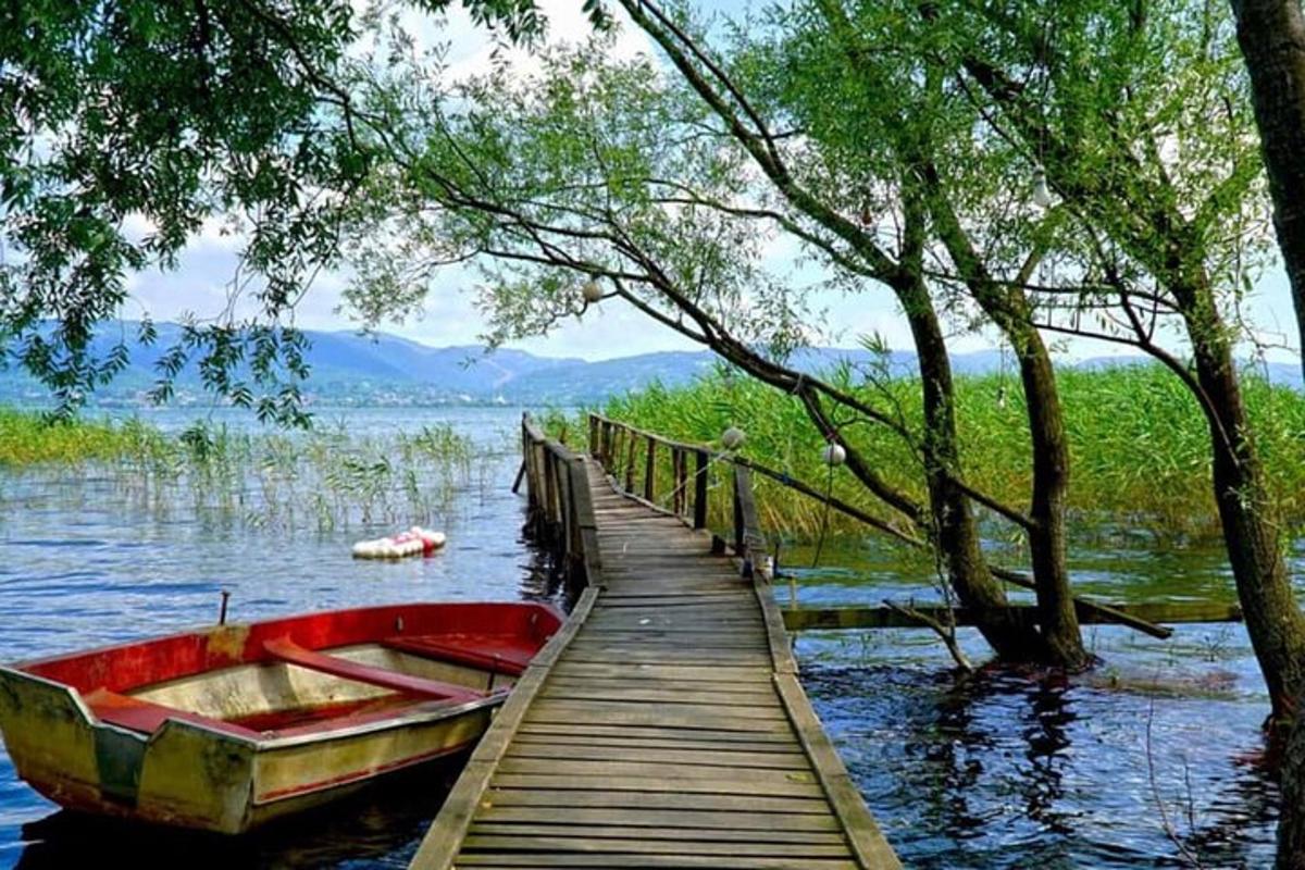 una barca su un molo accanto a un ponte di legno