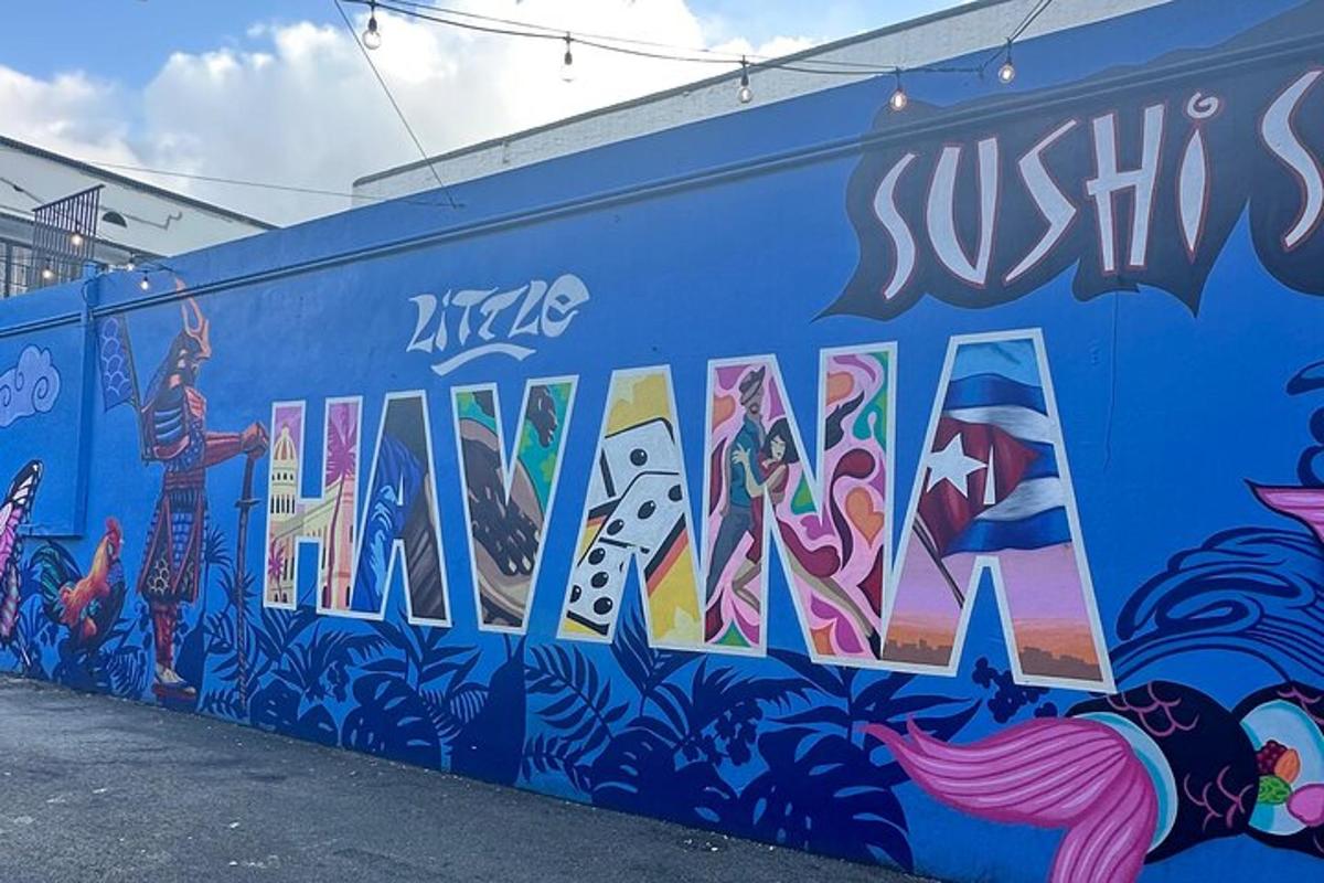 dinding biru dengan grafiti di atasnya