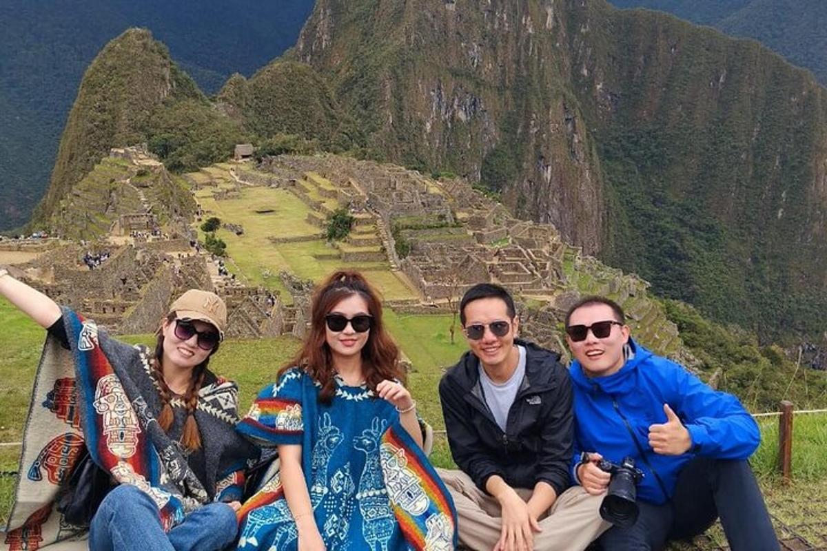 um grupo de pessoas posando para uma foto em frente a uma montanha