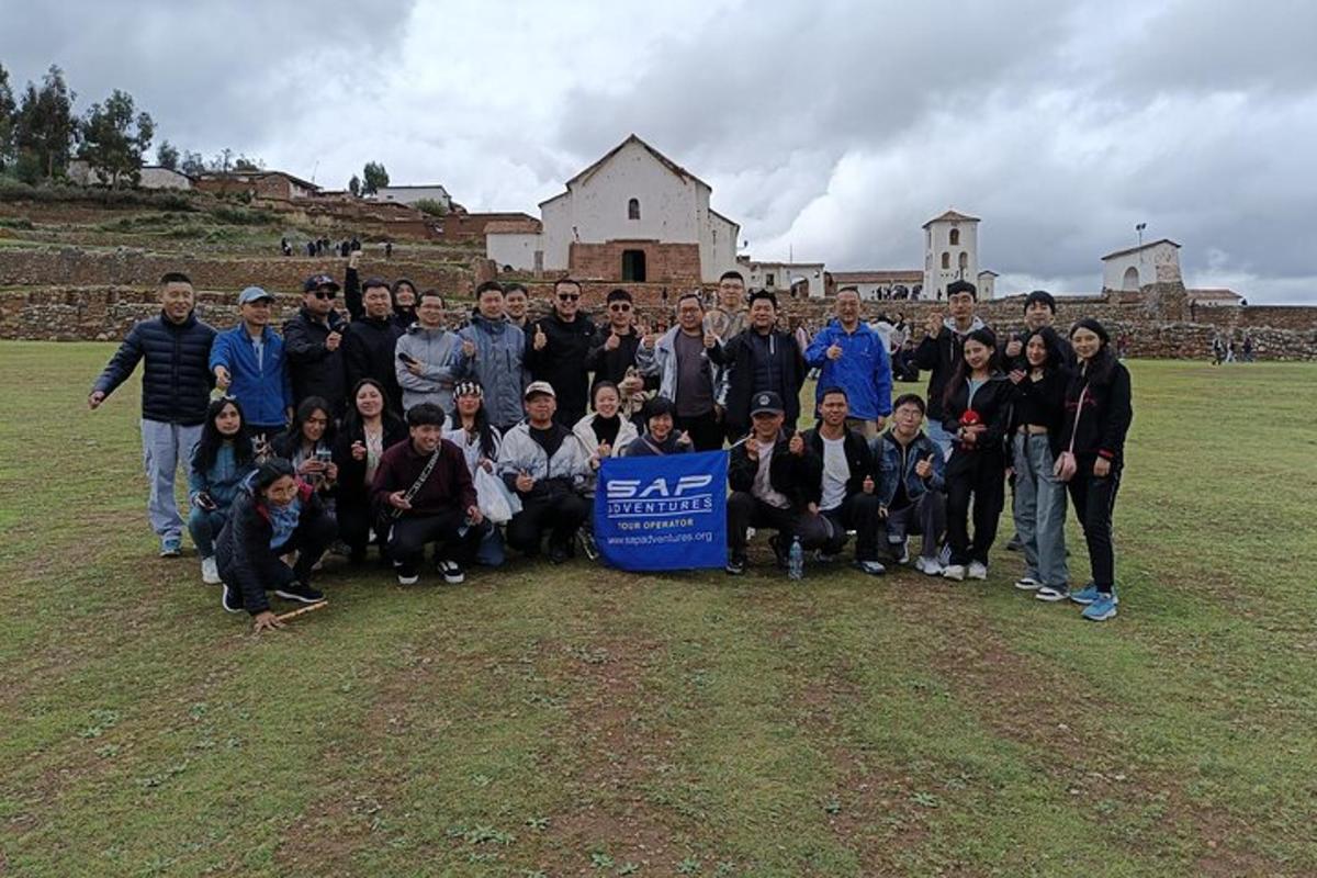 um grupo de pessoas posando para uma foto juntas