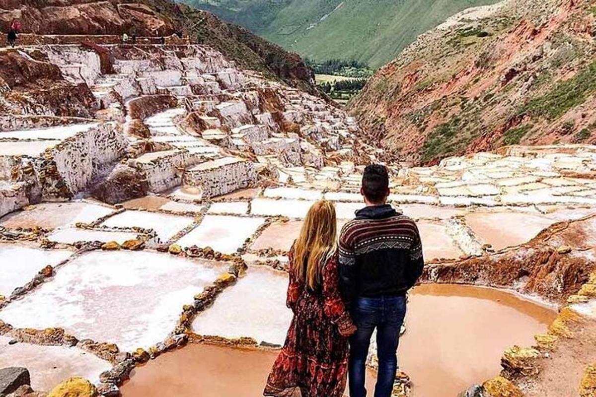 um homem e uma mulher em pé no topo de uma montanha