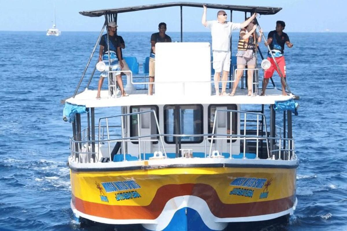 Un grupo de personas de pie en un bote en el agua.