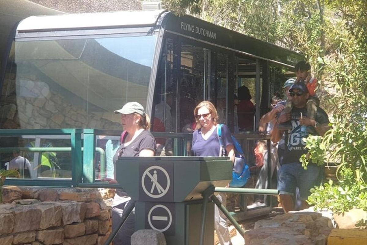 skupina ljudi, ki stojijo v turističnem avtobusu