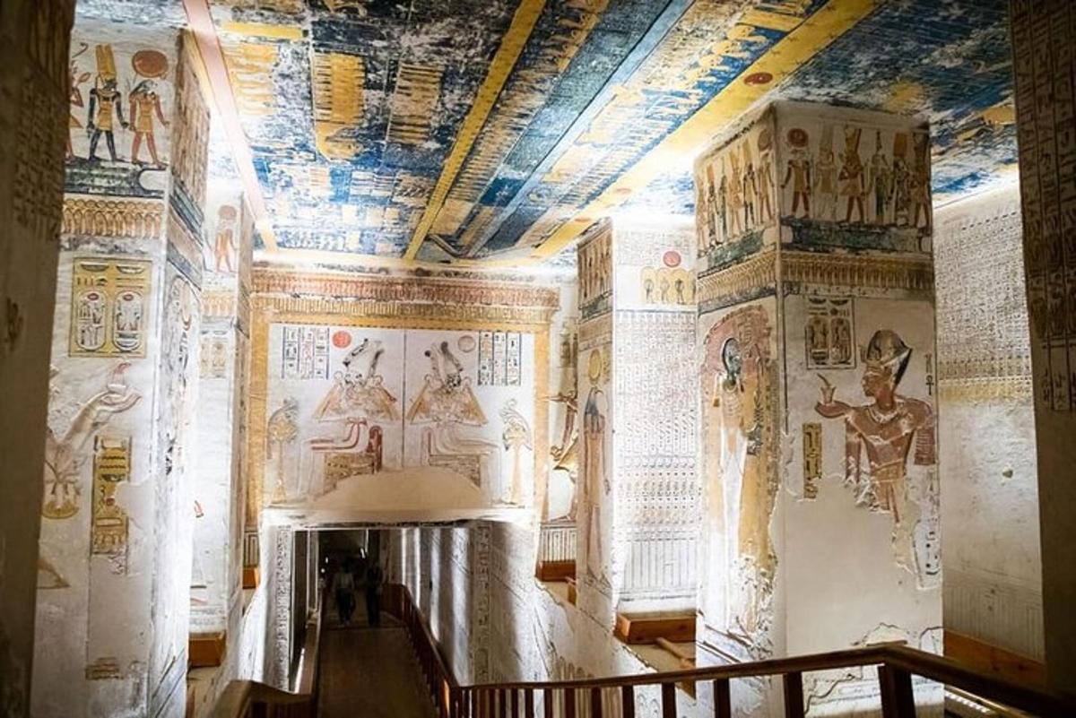 un corridoio con dipinti sulle pareti di un antico palazzo