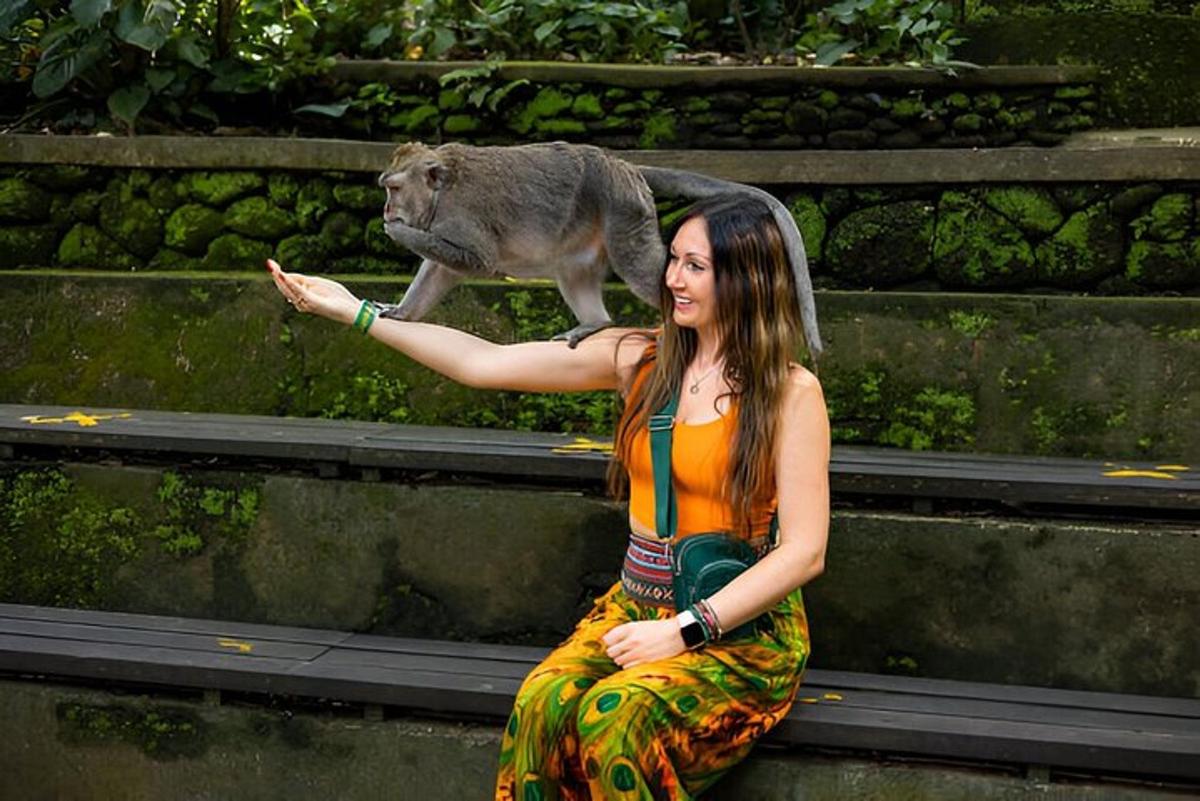 uma mulher sentada em uma escada com um macaco ao fundo