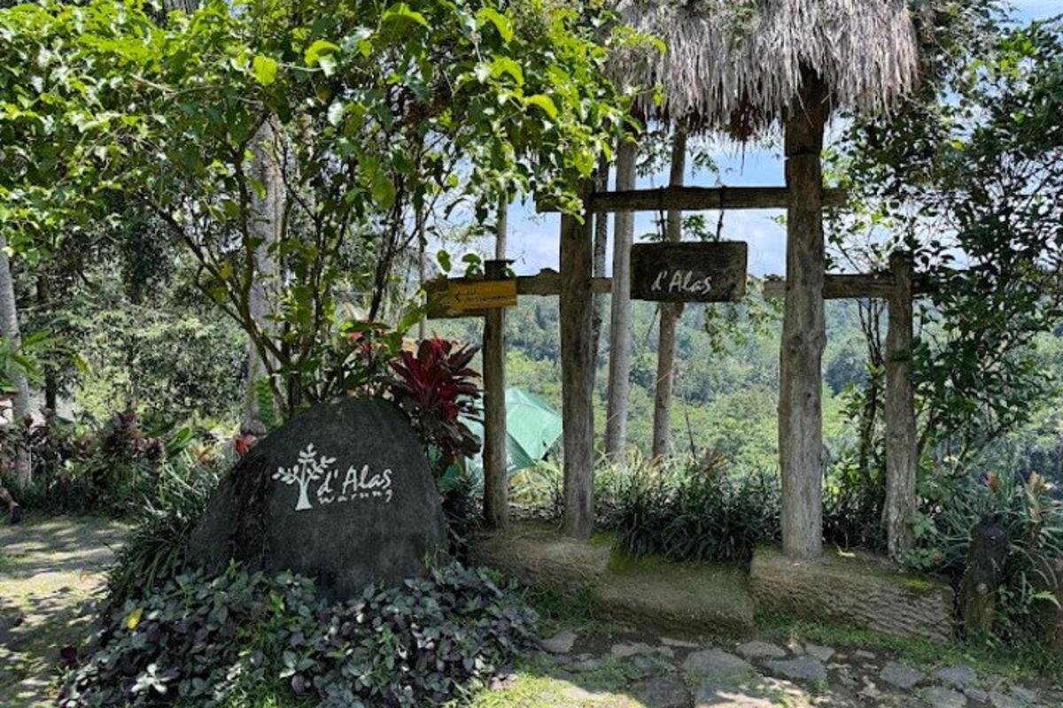 uma placa para um jardim com uma pedra e árvores