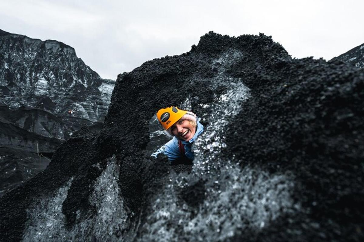 maður í gulum hatti á fjalli