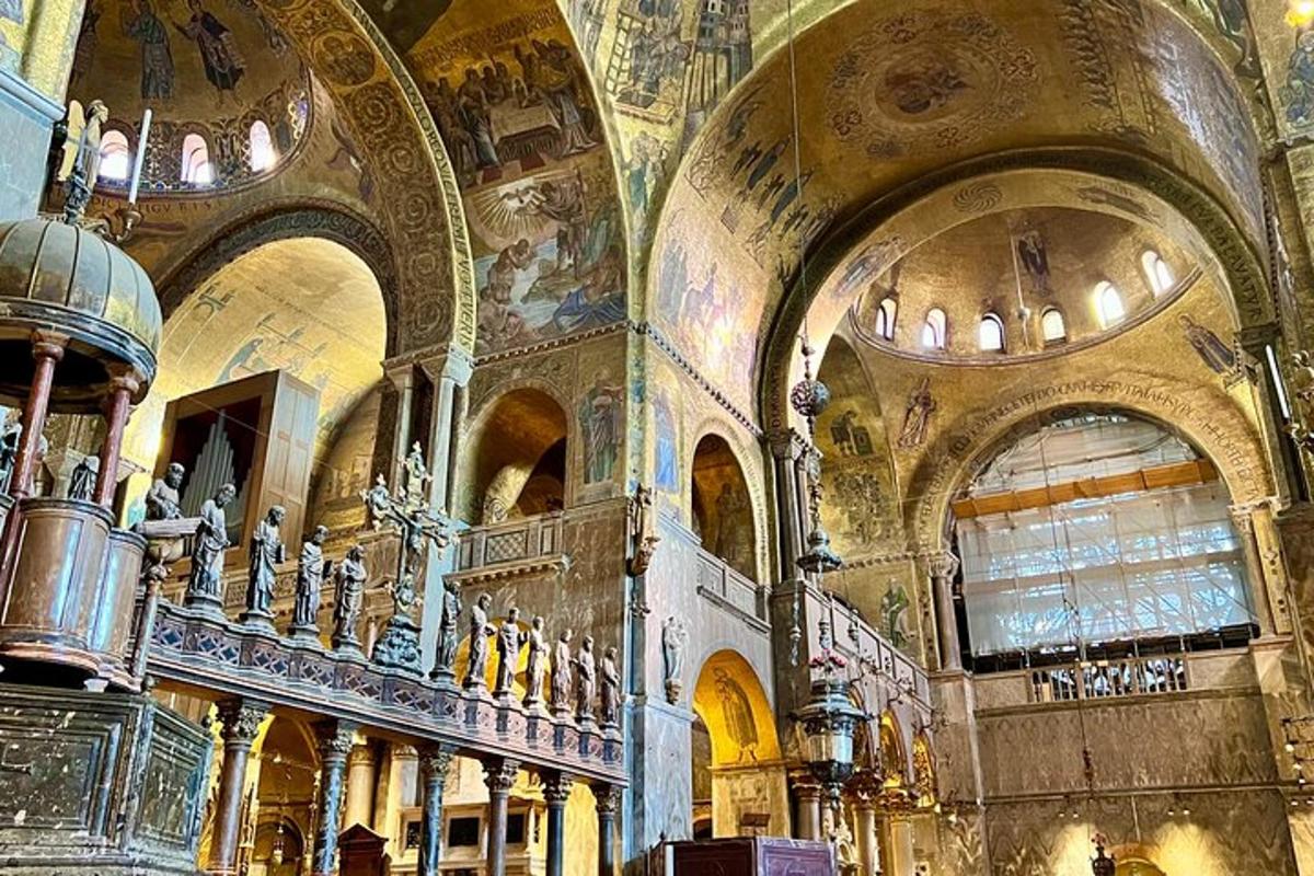 een grote kamer met schilderingen op de plafonds van een kerk