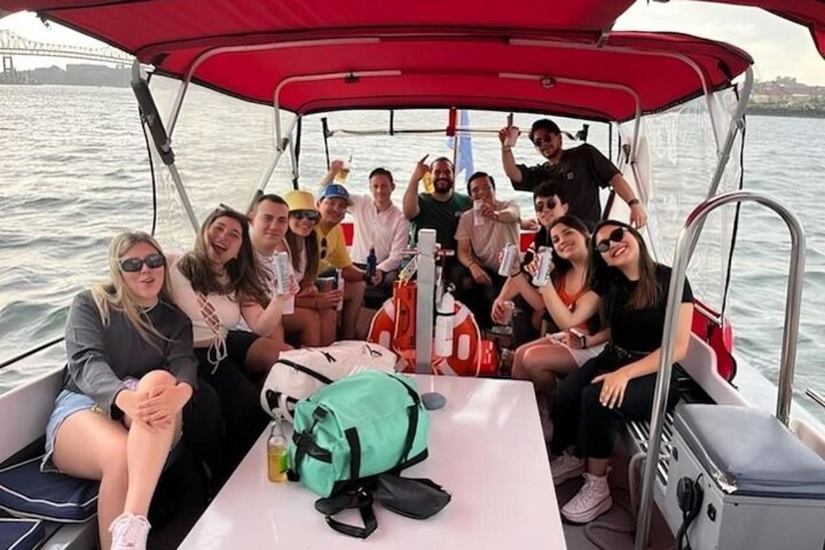um grupo de pessoas sentadas na parte de trás de um barco
