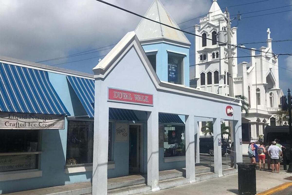 un edificio blu e bianco su una strada con una chiesa