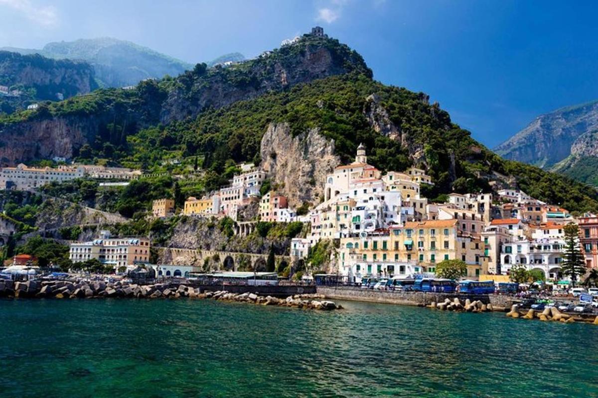 un gruppo di edifici su una collina vicino all'acqua