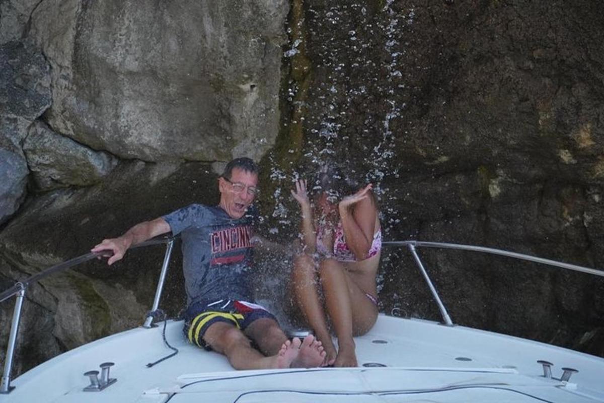 Un hombre y una mujer sentados en un bote en el agua