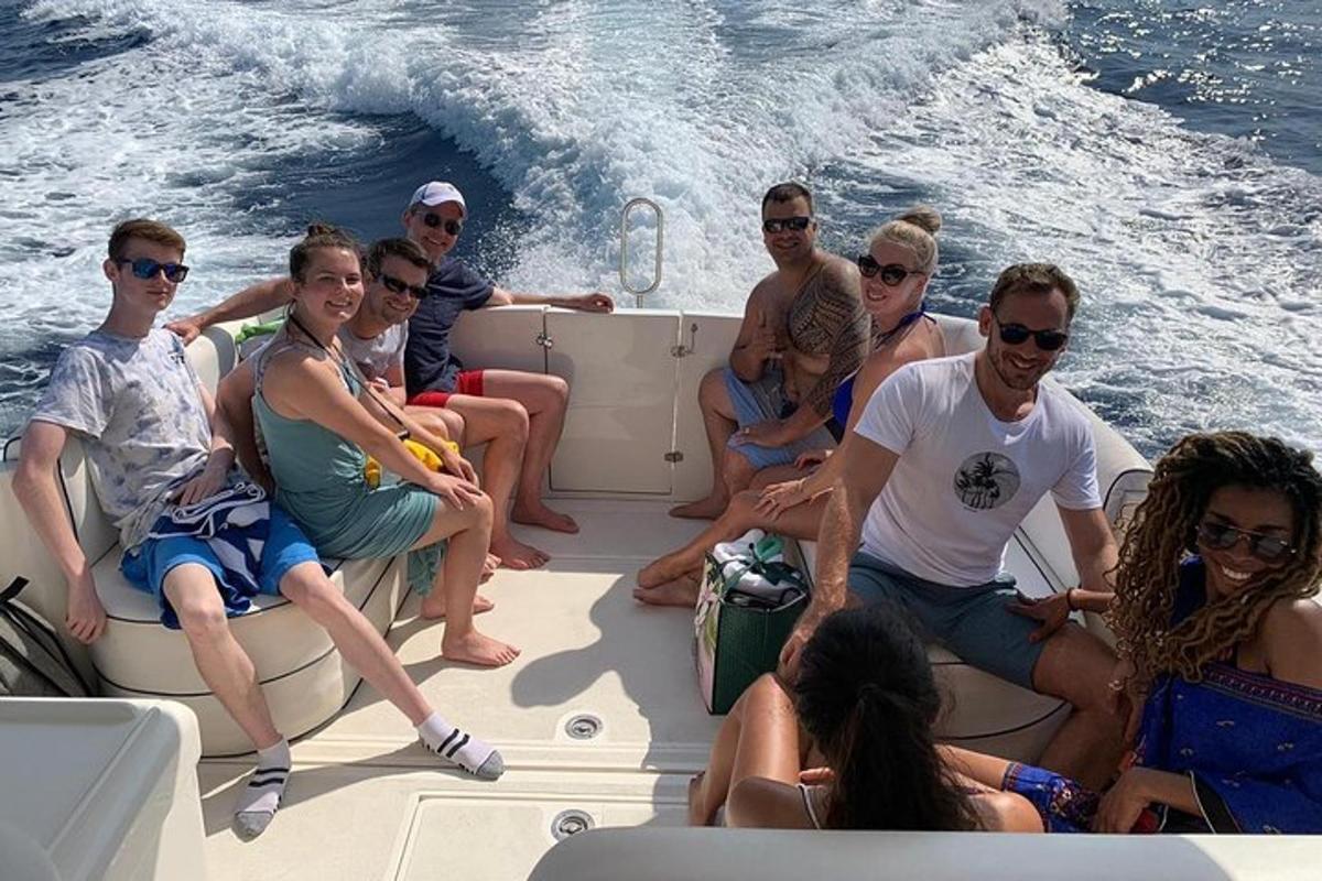 un gruppo di persone sedute sul retro di una barca