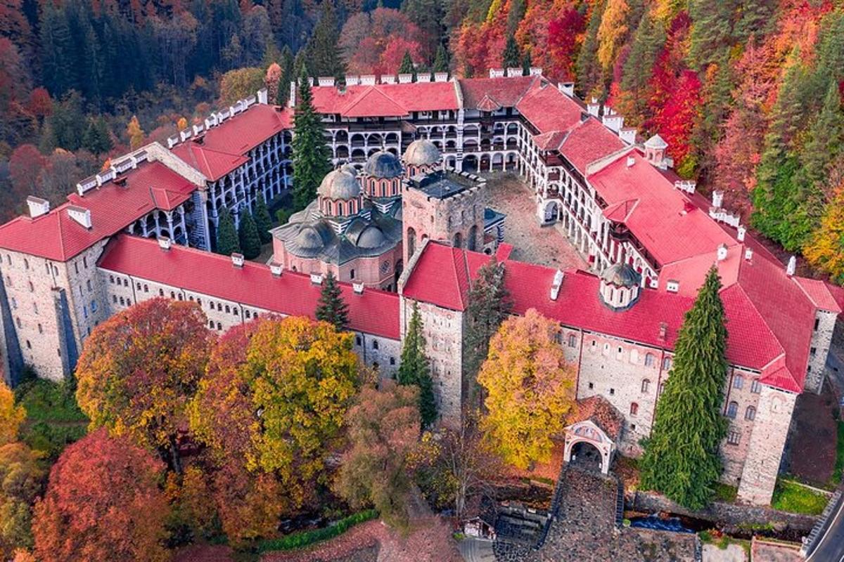 Letecký pohled na velkou budovu s červenou střechou