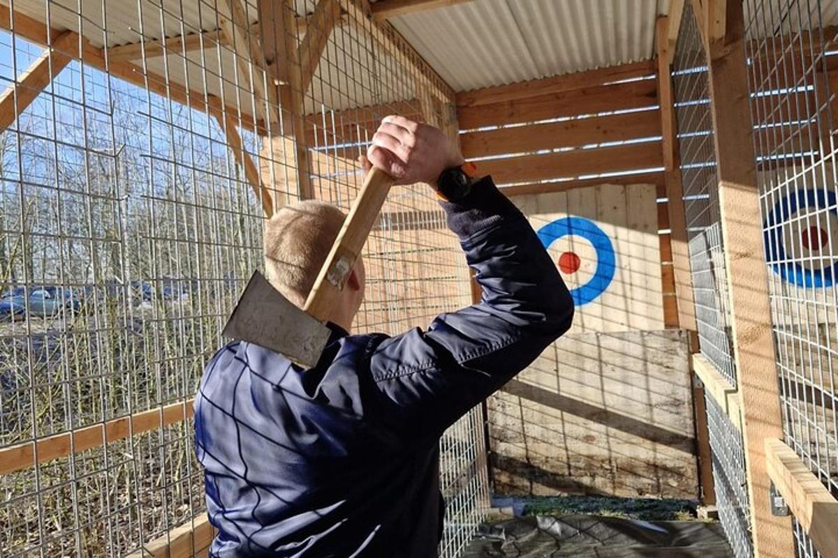 un home que sosté un ratpenat en una gàbia