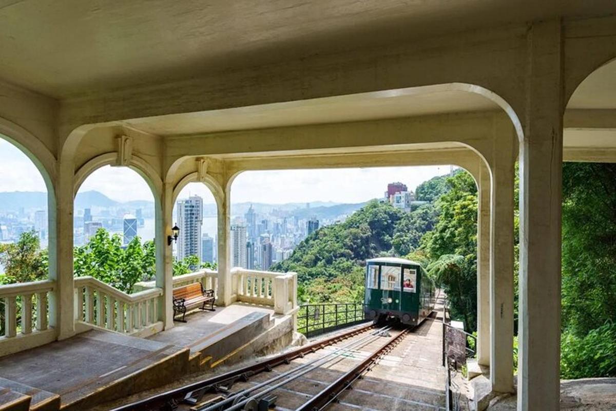 un tren pe șinele unei gări