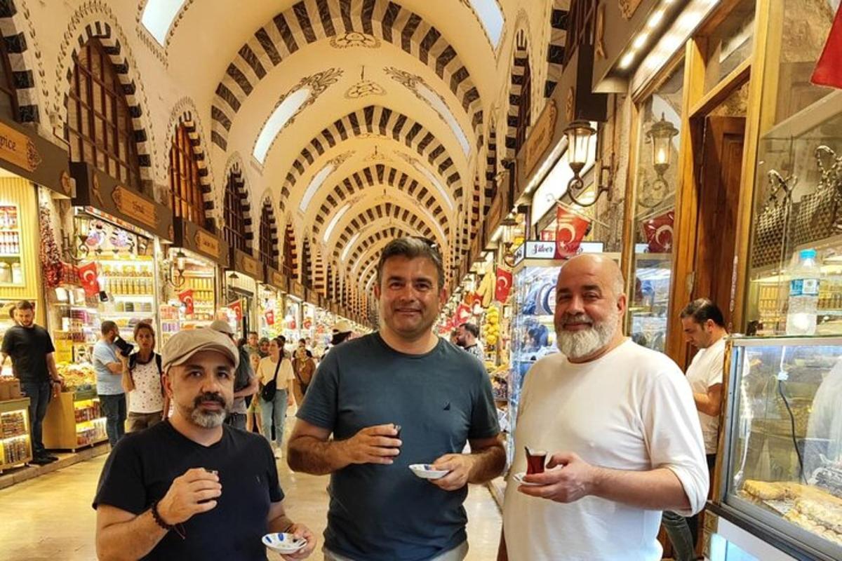 skupina treh moških, ki stojijo v nakupovalnem središču
