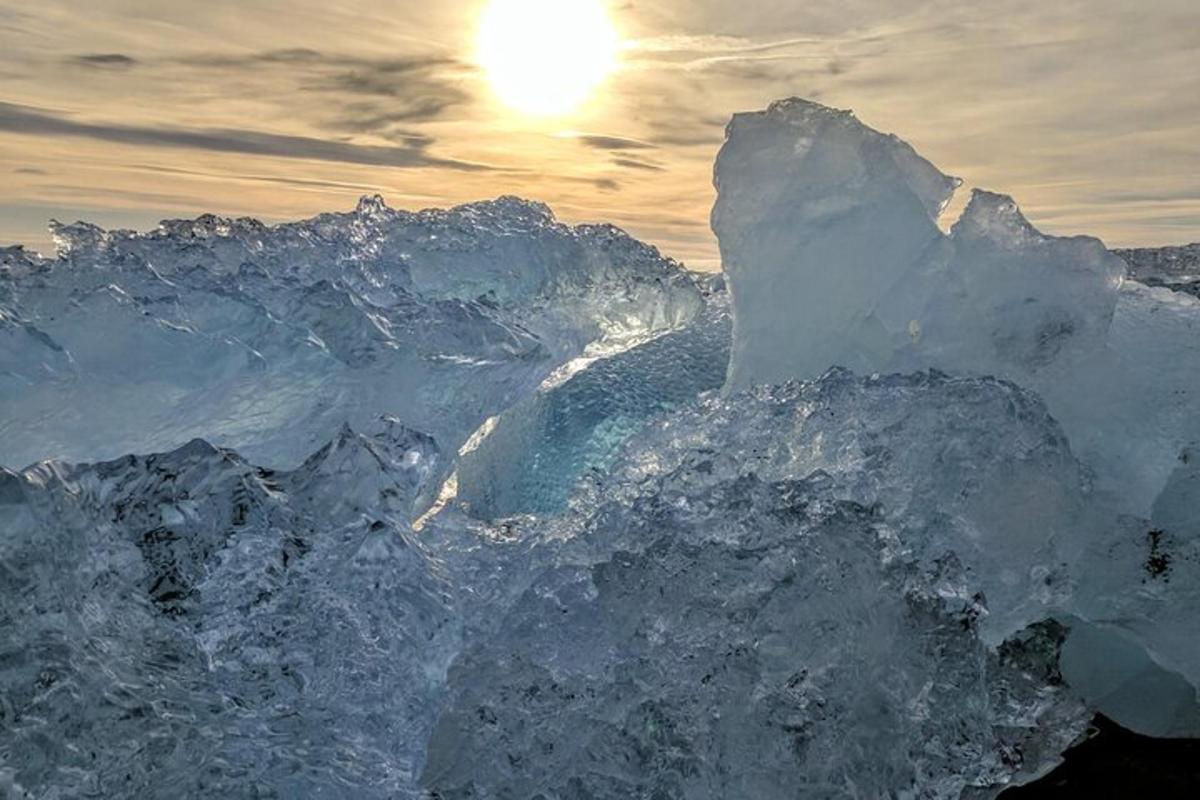 Un montón de nieve con el sol al fondo